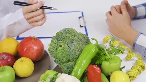 Eine-Ernährungsberaterin-Erstellt-Für-Ihre-Patientin-Eine-Gemüsediätliste.